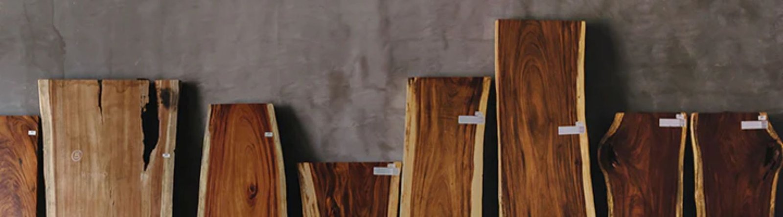 Tablas de madera de Parota mostrando veteado natural y variedad de cortes